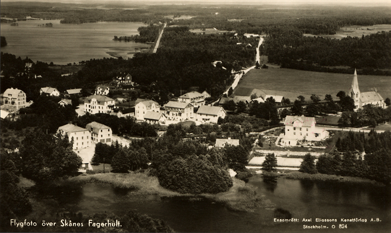 Flygfoto över Skånes Fagerhult1942. Vykortet va...
