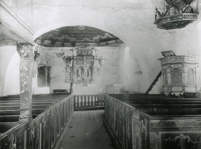 Fagerhults 1100-tals kyrka. Interiör mot altare...