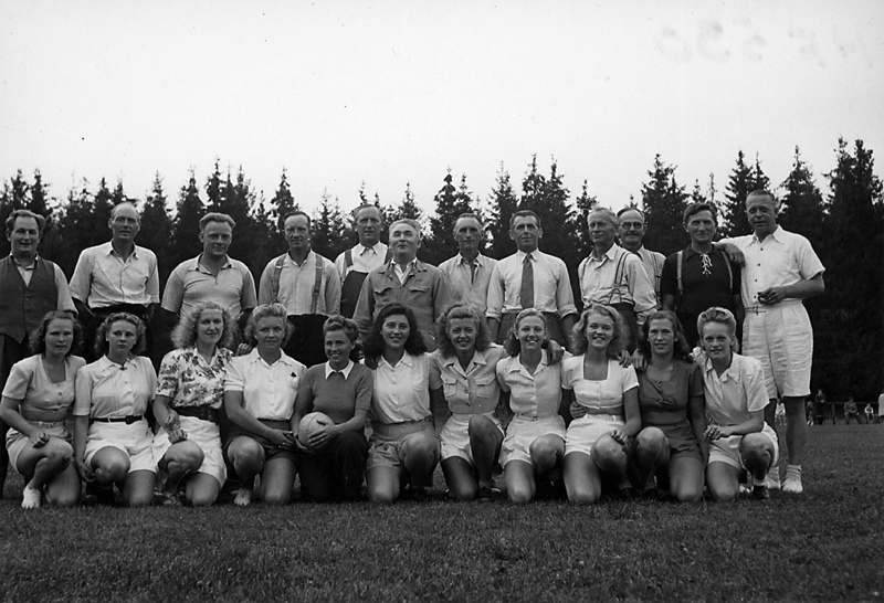 Herr och damlag i fotboll 1948.