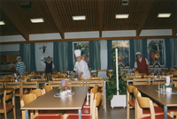 Mona Asp med personal på skolmatsalen Gyllet, Ö...
