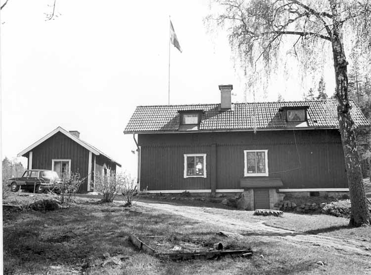Slammertorps gård i Kallhäll. Gamla torpstugan ...