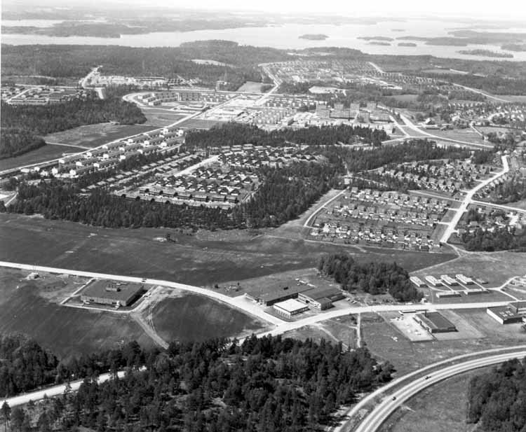 Flygbild över Viksjö från Veddestaområdet med M...