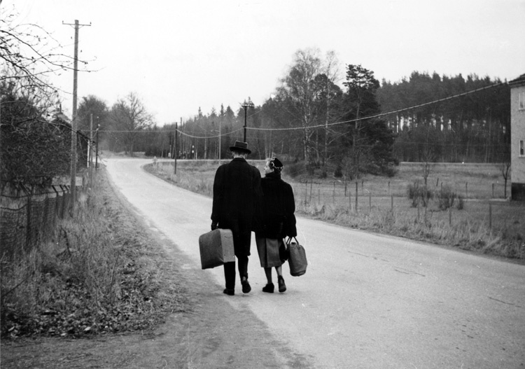 Allévägen. Ingvar och Ebba Svedberg gående Allé...