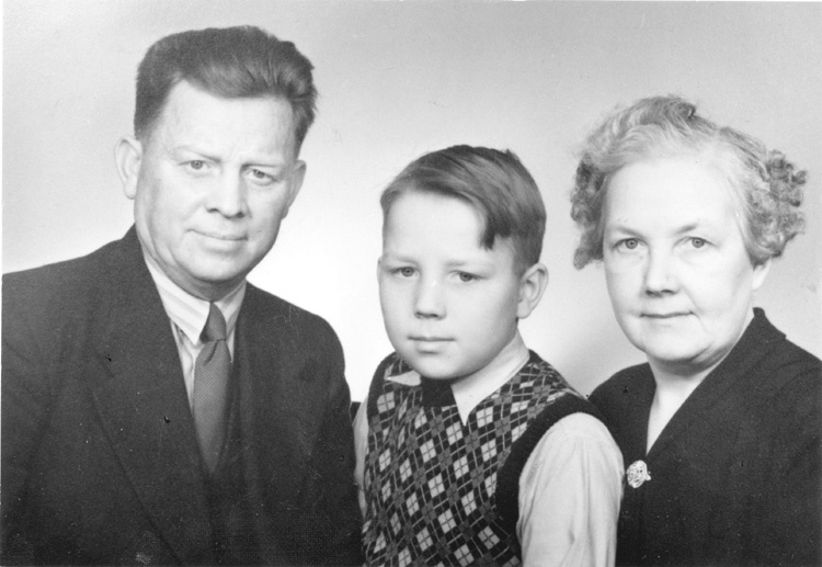 Edvin Andersson med sonen Gunnar och hustrun In...