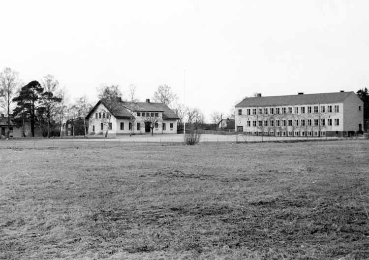 Aspnässkolan i Jakobsberg. Fr v 1901 års skola ...