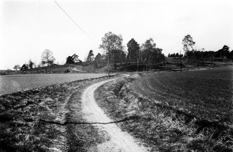 Gamla Häradsvägen Barkarby - Lövsta. I bakgrund...