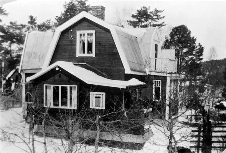 Stäket. Familjen Järnstads villa vid Bonäsvägen...