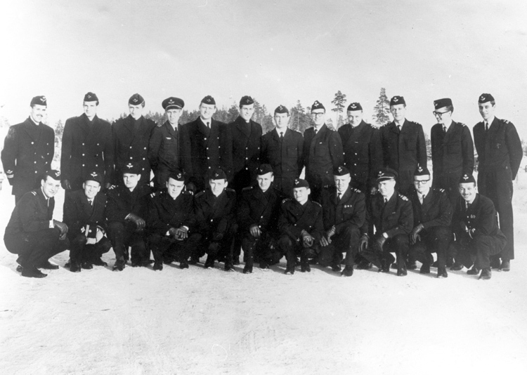 Gruppbild från Barkarby flygfält, F8.