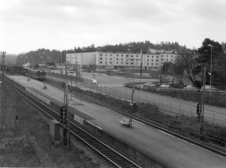 Barkarby järnvägsstation. Vy från Barkarbybron ...