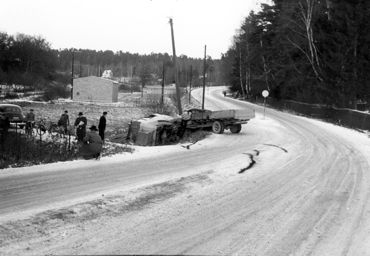 Stäket. Trafikolycka på Enköpingsvägen nära kor...