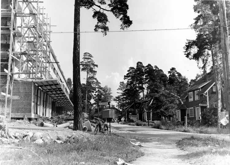 Kallhälls centrum. Första affärshuset under byg...