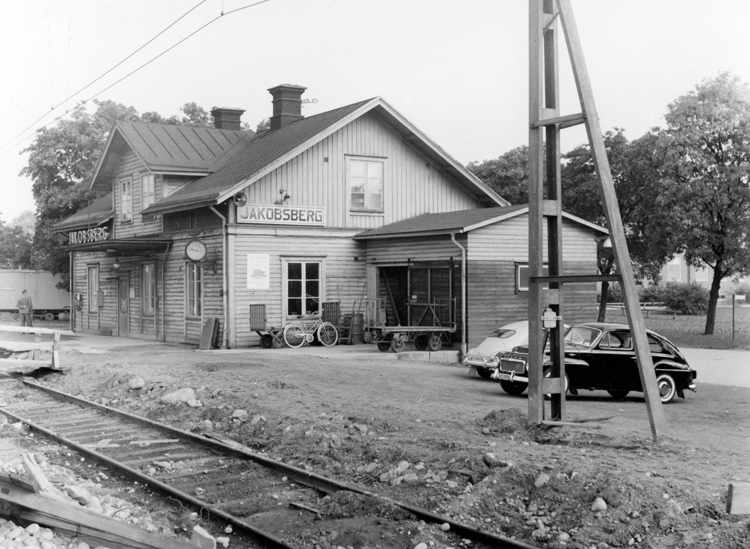 Jakobsbergs järnvägsstation med stationsbyggnad...