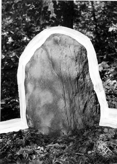 Bautasten / rest sten på gravfält på tomten Åke...