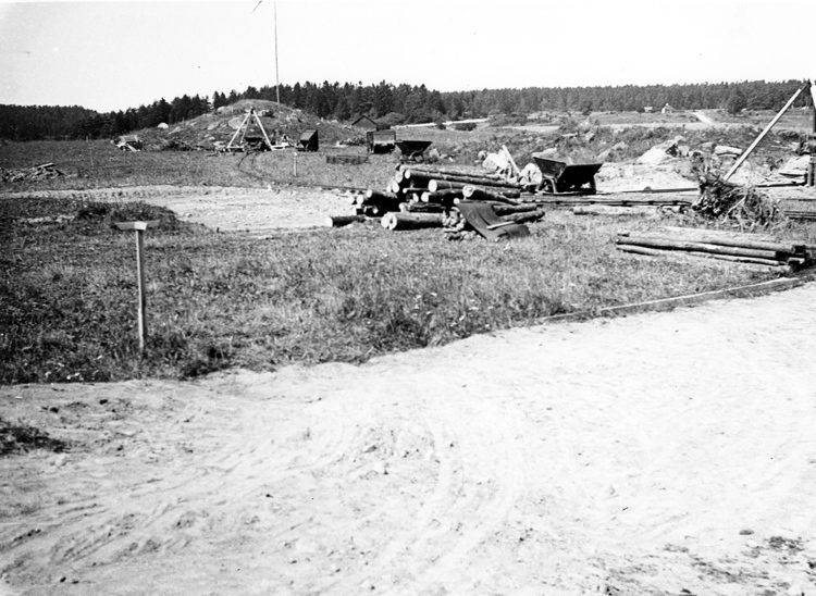 Flyttning av barack på Barkarby flygfält vid Hä...