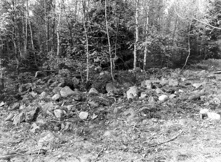 Stensättning på gravfältet vid Lädersättra i Ka...