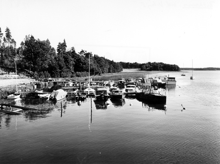 Jakobsbergs båtsällskaps båthamn vid Sandudden.
