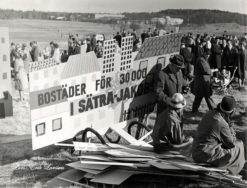 Demonstration på Gärdet 1960 skylt som visa byg...