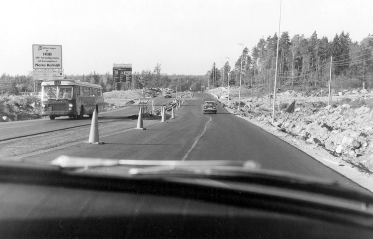 Stäket. Enköpingsvägen från Kallhäll mot Stäket...