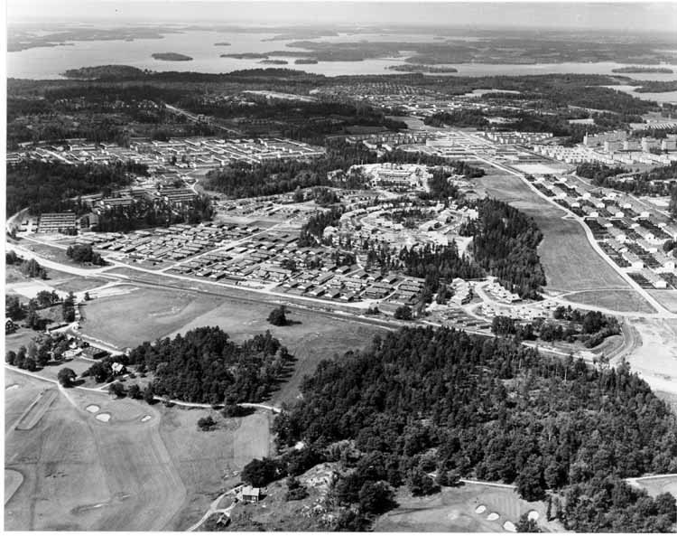 Flygbild över Viksjö med Viksjö golfbana i förg...