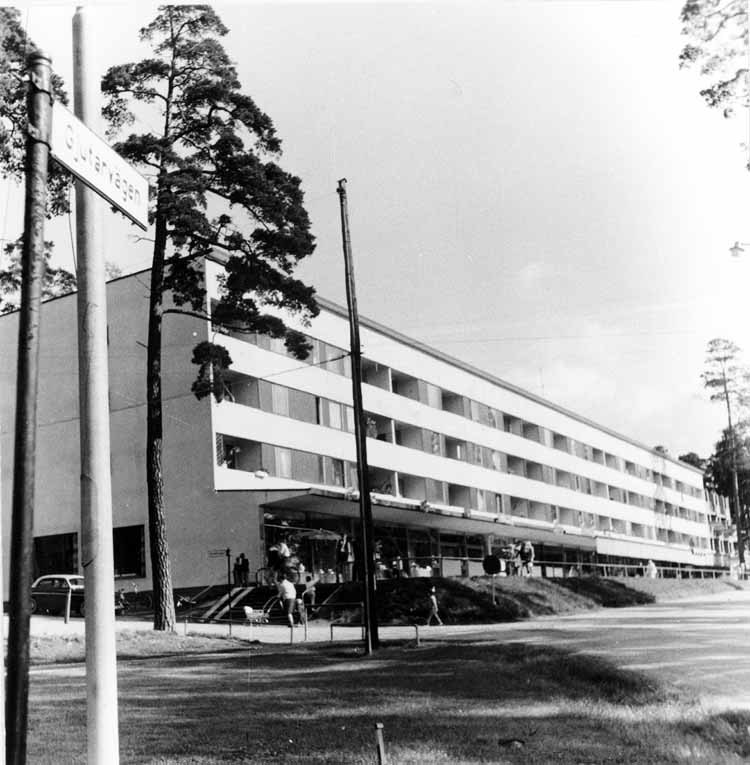 Kallhälls centrum med första affärshuset. Framf...