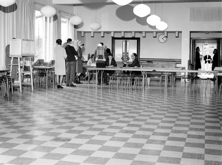 Riksdagsvalet 1964 i Nybergskolans matsal. Vald...