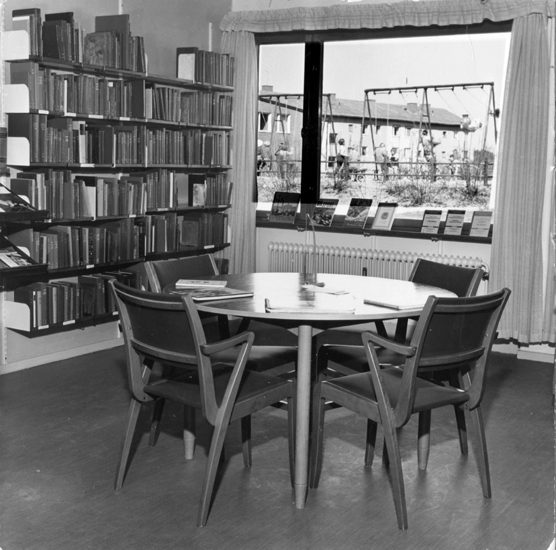 Barkarby bibliotek vid Pilotvägen.