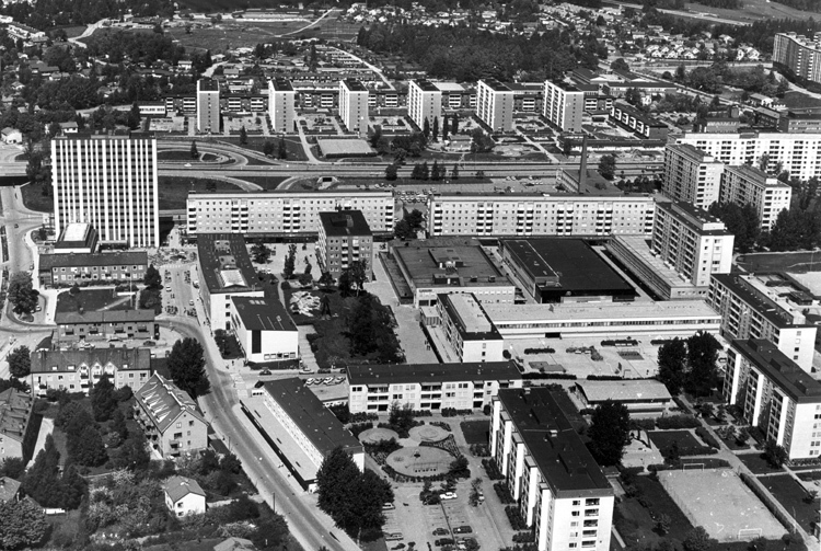 Flygbild över Jakobsberg med centrum i bildens ...