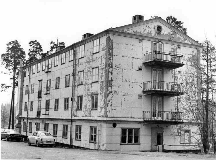 Ungkarlshotellet i Kallhäll. Östra sidan av byg...