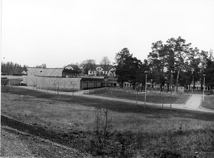 Fastebolskolan. I bakgrunden syns Viksjö gård.