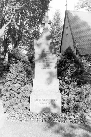 Järfälla kyrkogård med Theodor Wennerholms fami...