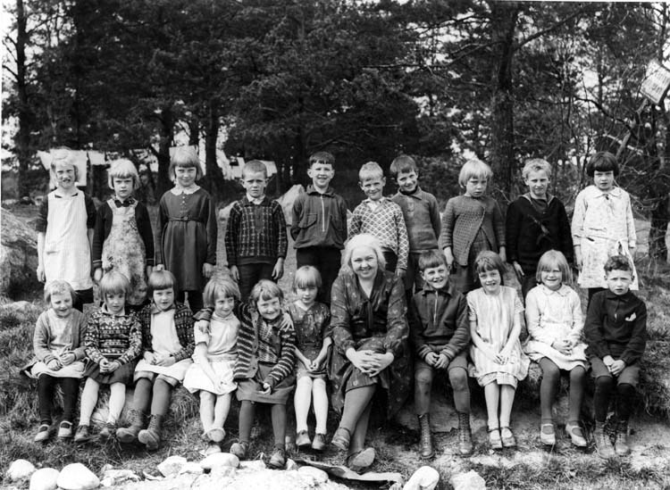 Barkarbyskolan. Klass 2, läsåret 1932-1933 . Lä...
