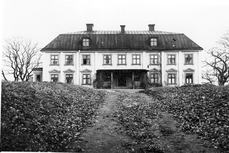 Jakobsbergs folkhögskola. Före verandans inbygg...
