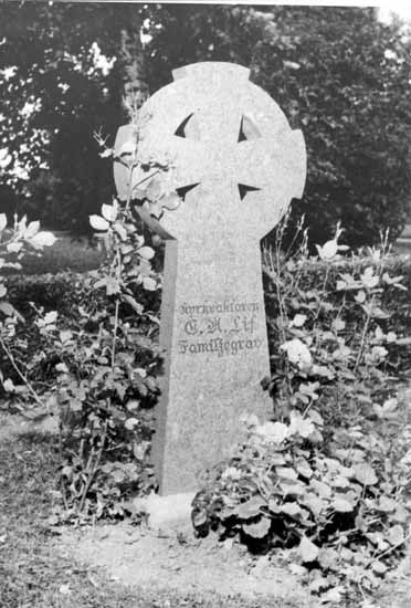 Järfälla kyrkogård. Carl August Lifs familjegrav.