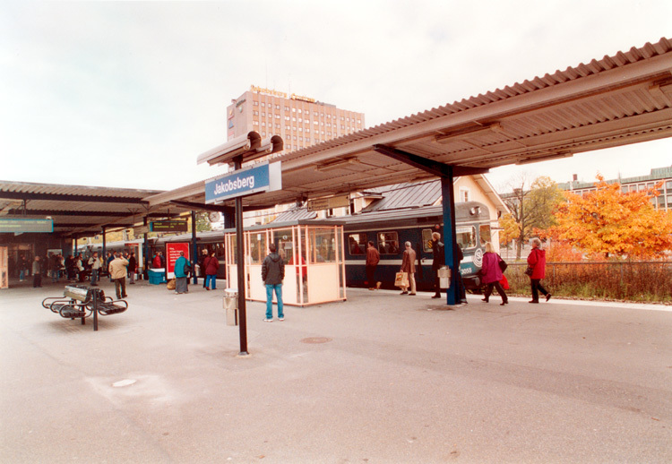 Jakobsbergs järnvägsstation från perrongen. Pos...