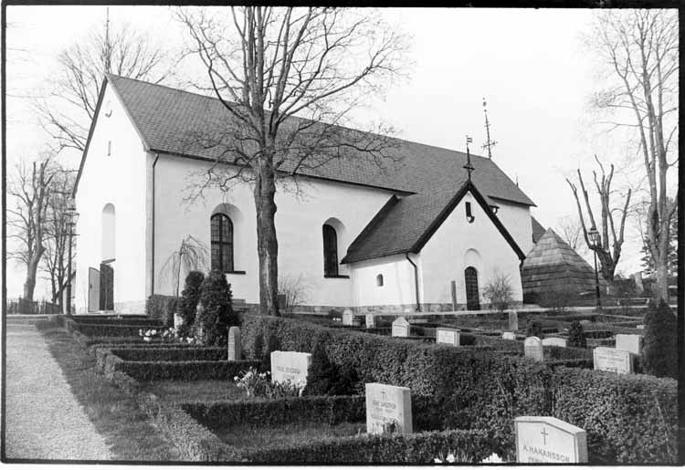 Järfälla kyrka från sydväst med Adlerbergska gr...