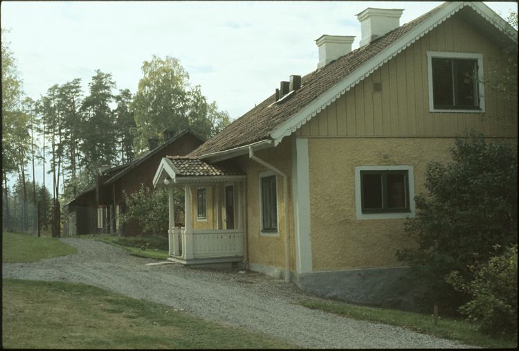Kallhälls gård. Bostadshus och stall tillhörand...