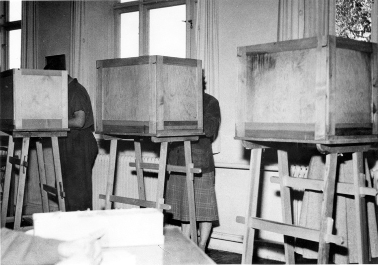 Valet 1954 vid Aspnässkolan. Interör i vallokal...