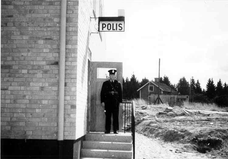 Polisstationen vid Sturevägen i Jakobsberg. Fjä...