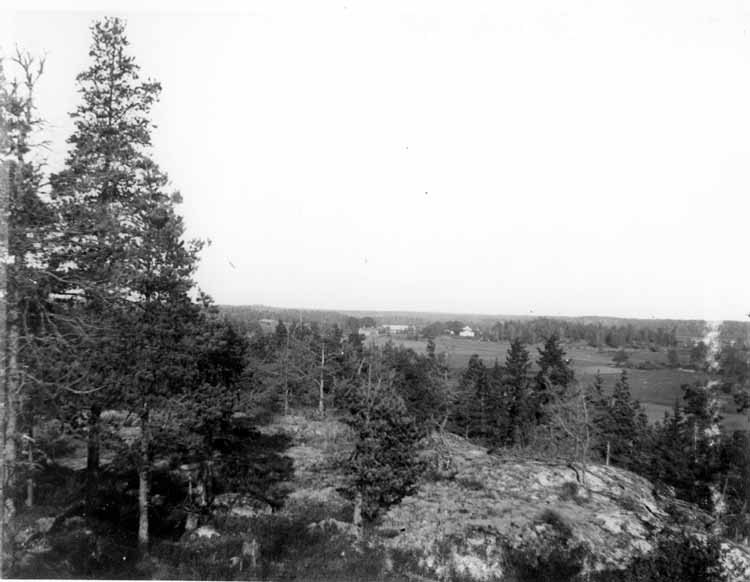 Säby gård i bakgrunden. Utsikt från Tallbohovsh...