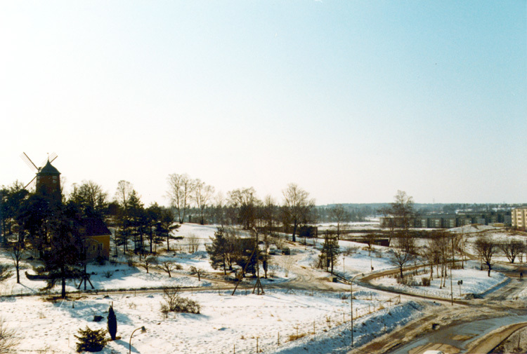 Jakobsberg. Kvarnbacken med kvarnen. T h skymta...