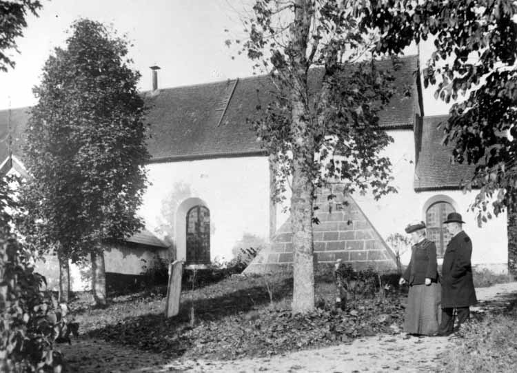 Järfälla kyrka från söder med Adlerbergska grav...