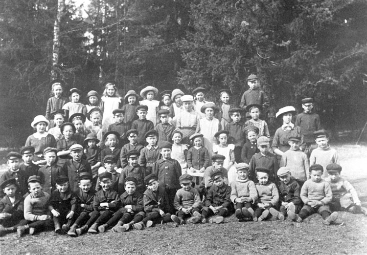 Kallhällsskolan. Folk och småskolans elever 1913.
