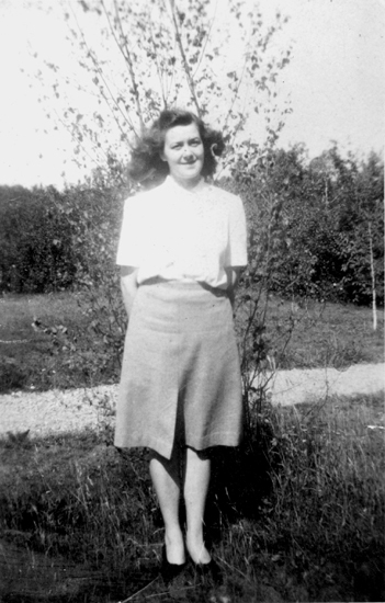 Edith Andersson vid 18 års ålder, stående utanf...