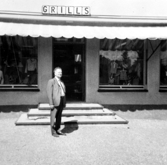 Abraham Grill utanför sittt klädvaruhus i Bro. 