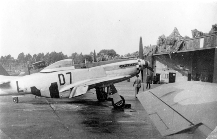 Barkarby flygfält, F 8. En Mustang i 2:a divisi...