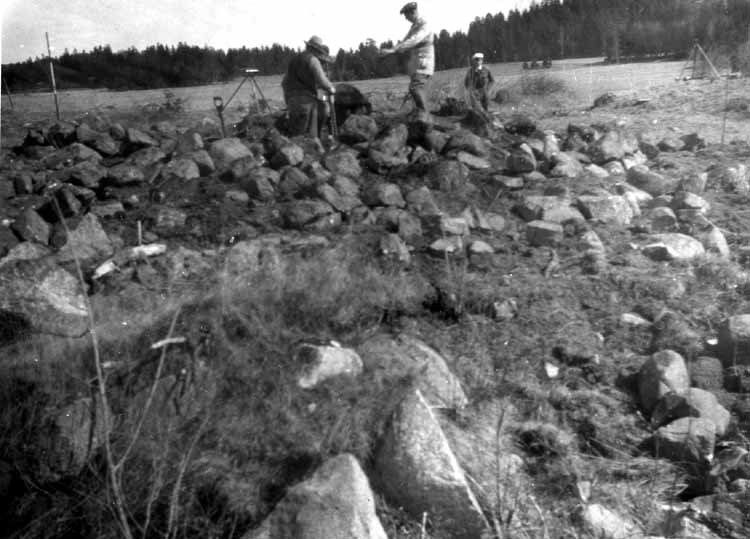 Utgrävning av stensättning på Barkarby flygfält...