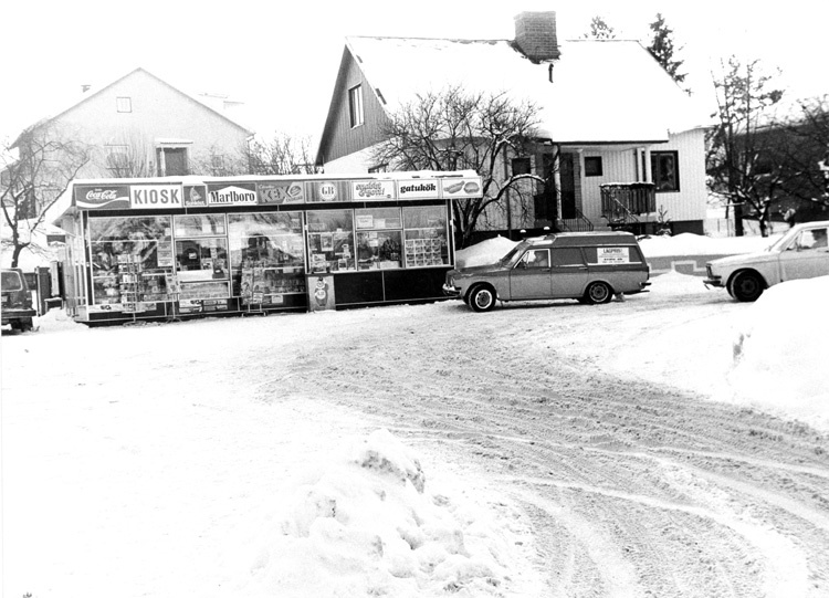 Barkarby. Nybergs kiosk vid korsningen av Orrvä...