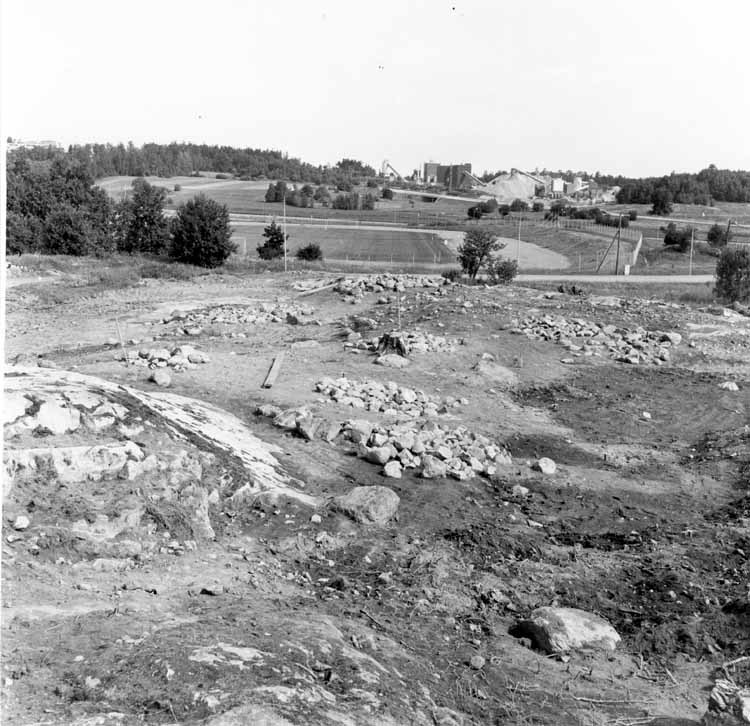 Utgrävning av gravfält nr 29 a i Veddesta. Bild...