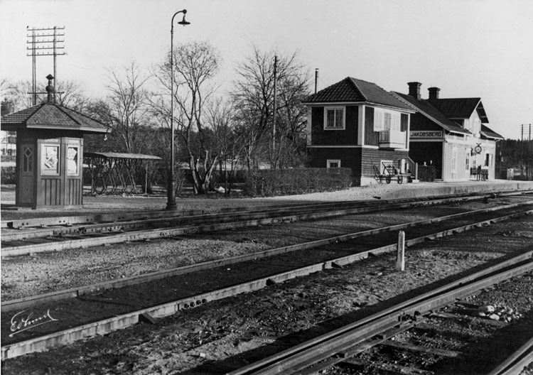 Jakobsbergs järnvägsstation. Stationshuset från...