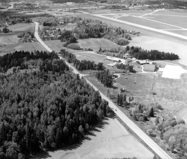 Flygbild över Barkarby med Norrviksvägen tvärs ...